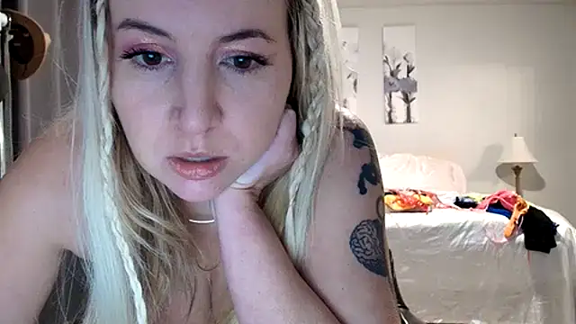 Snapshot of kaliii_jones chatting on February 5, 2:27 am kaliii jones online show from February 5, 2:27 am