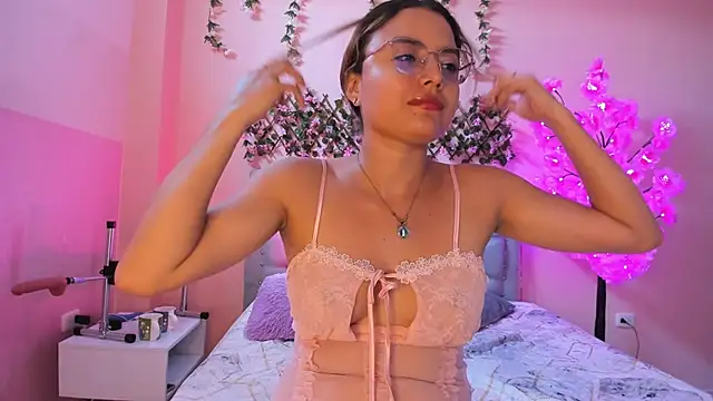 littletammy4u  online show from September 22, 1:35 pm