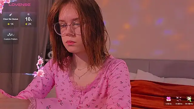 Snapshot of Mia_Luw chatting on October 16, 3:40 am Mia Luw online show from October 16, 3:40 am