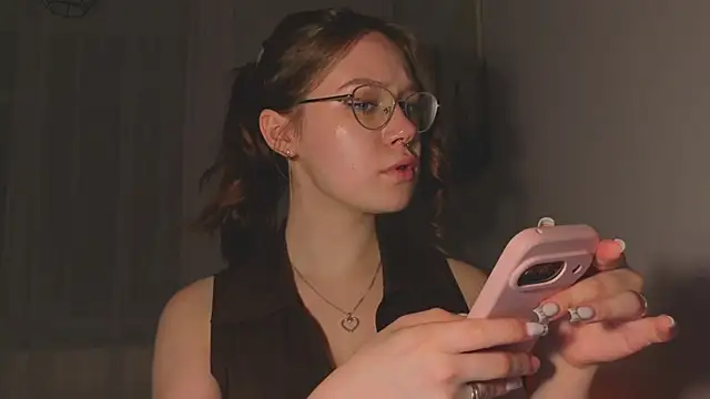 Snapshot of Mia_Luw chatting on April 5, 5:10 pm Mia Luw online show from April 5, 5:10 pm