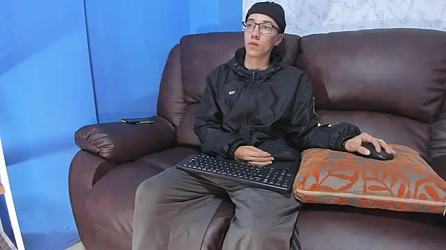 Snapshot of Gadiel_Sex chatting on February 25, 12:34 pm Gadiel Sex online show from February 25, 12:34 pm