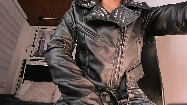 tylla  online show from February 5, 8:35 pm