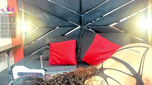 IVISBOUNCYASS online show from November 4, 1:10 pm