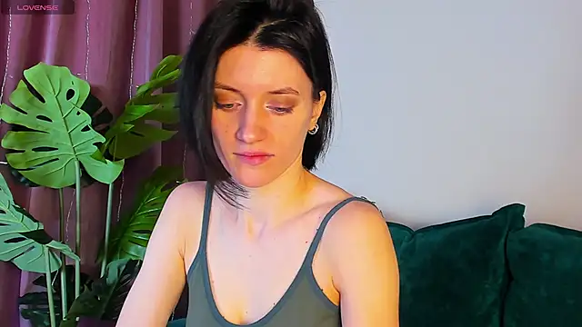 Snapshot of roxy_riot_ chatting on February 6, 3:06 am roxy riot  online show from February 6, 3:06 am