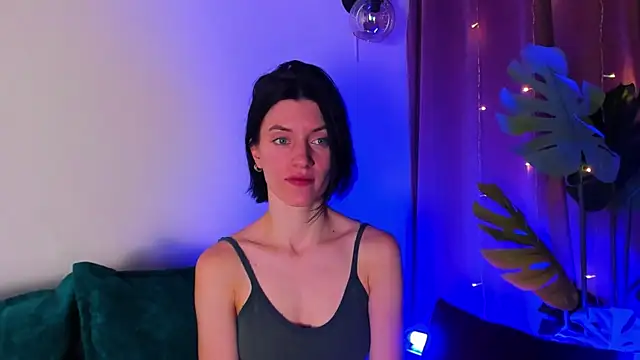 Snapshot of roxy_riot_ chatting on February 8, 4:25 am roxy riot  online show from February 8, 4:25 am