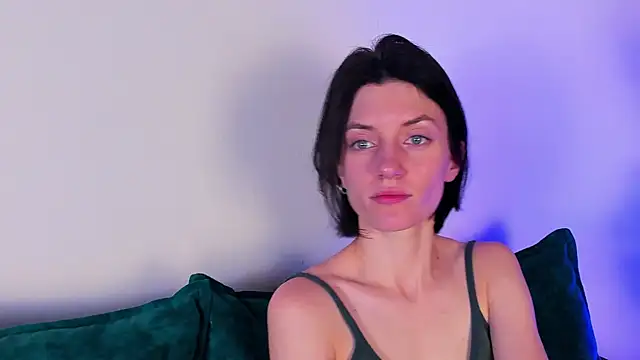 Snapshot of roxy_riot_ chatting on February 8, 7:59 am roxy riot  online show from February 8, 7:59 am