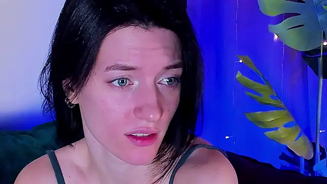 Snapshot of roxy_riot_ chatting on February 10, 4:41 am roxy riot  online show from February 10, 4:41 am