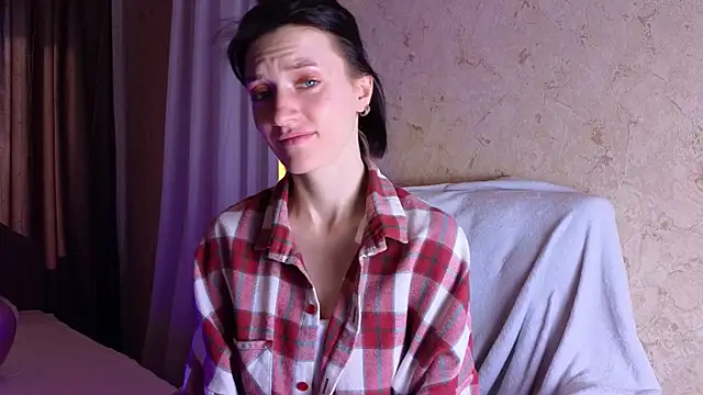 Snapshot of roxy_riot_ chatting on February 17, 7:37 am roxy riot  online show from February 17, 7:37 am