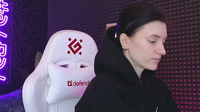 Snapshot of roxy_riot_ chatting on March 3, 7:43 am roxy riot  online show from March 3, 7:43 am