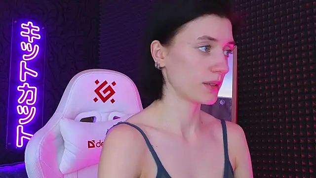 Snapshot of roxy_riot_ chatting on March 7, 7:41 am roxy riot  online show from March 7, 7:41 am