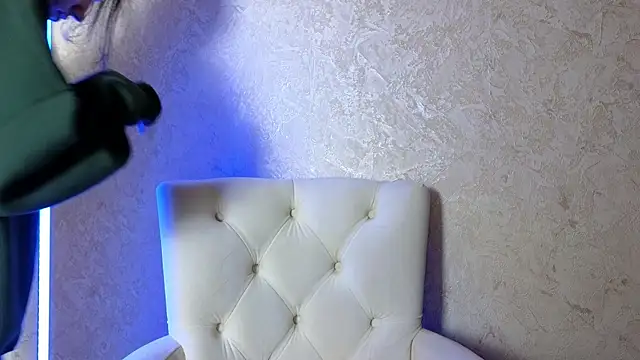 Snapshot of roxy_riot_ chatting on March 19, 1:32 am roxy riot  online show from March 19, 1:32 am