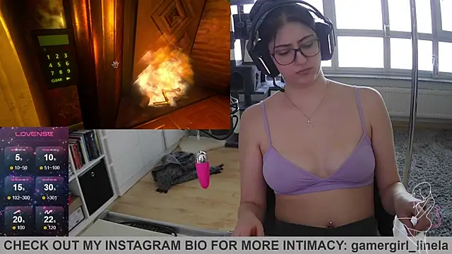 Snapshot of Gamergirl-Linela chatting on October 21, 9:54 am Gamergirl-Linela online show from October 21, 9:54 am