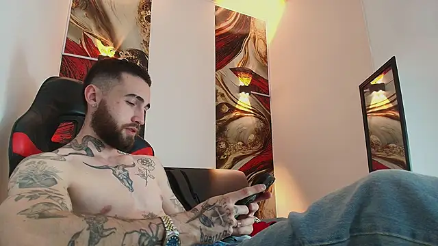 Snapshot of Luke_davis01 chatting on October 22, 3:51 am Luke davis01 online show from October 22, 3:51 am