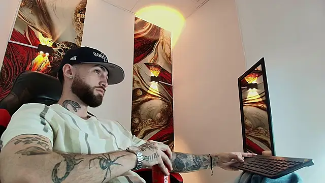 Snapshot of Luke_davis01 chatting on October 31, 1:23 pm Luke davis01 online show from October 31, 1:23 pm