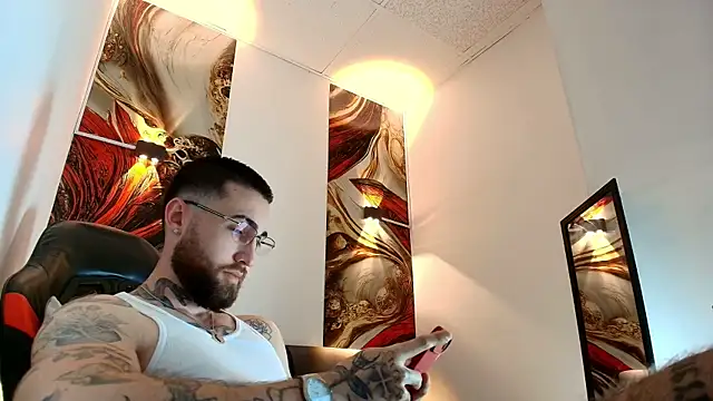 Snapshot of Luke_davis01 chatting on April 6, 1:01 pm Luke davis01 online show from April 6, 1:01 pm
