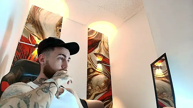 Snapshot of Luke_davis01 chatting on April 24, 1:02 pm Luke davis01 online show from April 24, 1:02 pm