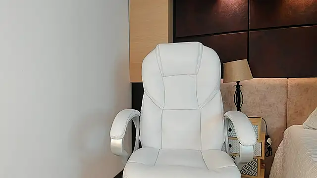 AngellsCollings online show from February 19, 8:31 pm