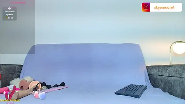 Snapshot of Skye_Moore chatting on September 18, 12:51 pm Skye Moore online show from September 18, 12:51 pm