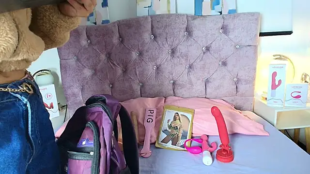 Snapshot of Skye_Moore chatting on October 1, 12:11 pm Skye Moore online show from October 1, 12:11 pm