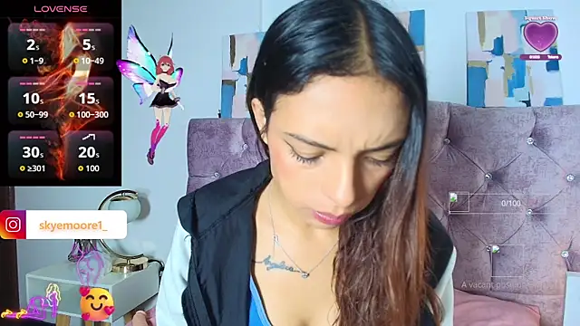 Snapshot of Skye_Moore chatting on October 3, 12:13 pm Skye Moore online show from October 3, 12:13 pm