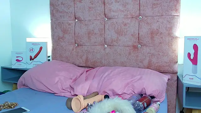 Snapshot of Skye_Moore chatting on October 13, 11:43 am Skye Moore online show from October 13, 11:43 am