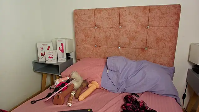 Snapshot of Skye_Moore chatting on October 14, 12:06 pm Skye Moore online show from October 14, 12:06 pm