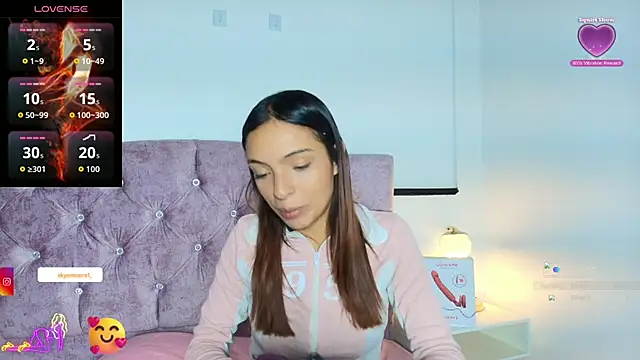 Snapshot of Skye_Moore chatting on October 21, 12:06 pm Skye Moore online show from October 21, 12:06 pm