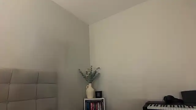 Snapshot of skyejde chatting on April 2, 7:44 pm skyejde online show from April 2, 7:44 pm