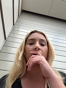 hotamanda01 online show from March 1, 11:34 am