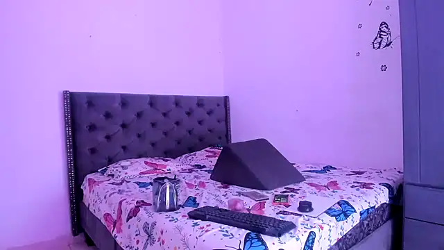 Snapshot of moree_Queen chatting on January 9, 7:48 pm moree Queen online show from January 9, 7:48 pm