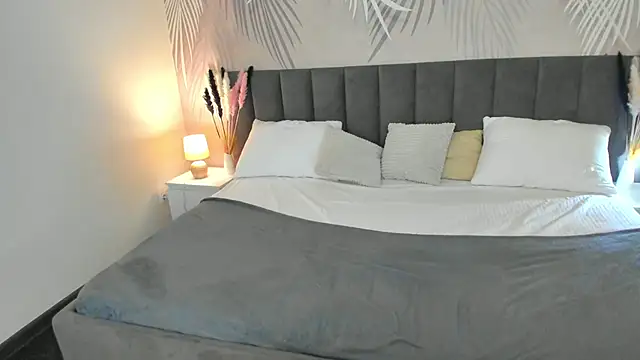 SkinyJoyce online show from March 4, 5:11 am