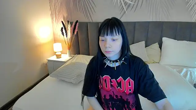 SkinyJoyce online show from March 12, 8:19 am