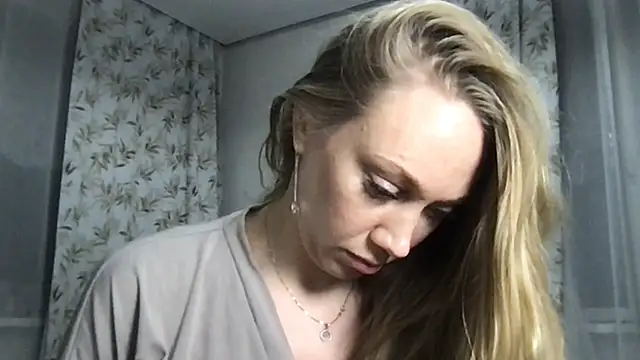 Snapshot of Engel_13 chatting on February 24, 7:19 pm Engel 13 online show from February 24, 7:19 pm