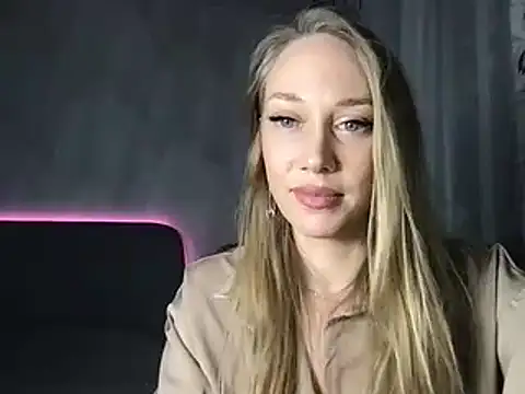 Snapshot of Engel_13 chatting on March 4, 6:18 pm Engel 13 online show from March 4, 6:18 pm