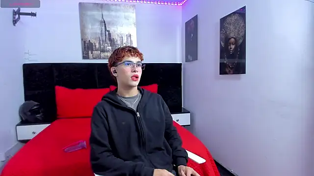 Snapshot of Aiiden_15 chatting on September 18, 12:18 pm Aiiden 15 online show from September 18, 12:18 pm