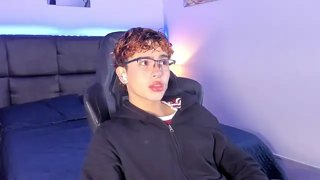 Snapshot of Aiiden_15 chatting on October 15, 11:54 am Aiiden 15 online show from October 15, 11:54 am