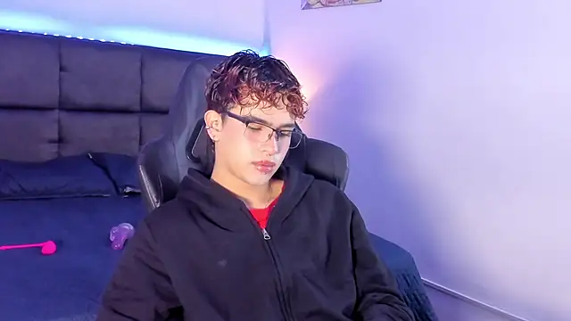 Snapshot of Aiiden_15 chatting on October 17, 12:08 pm Aiiden 15 online show from October 17, 12:08 pm