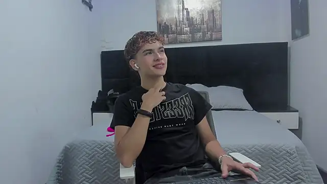 Snapshot of Aiiden_15 chatting on October 22, 12:49 pm Aiiden 15 online show from October 22, 12:49 pm