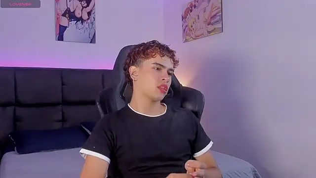 Snapshot of Aiiden_15 chatting on October 24, 12:23 pm Aiiden 15 online show from October 24, 12:23 pm