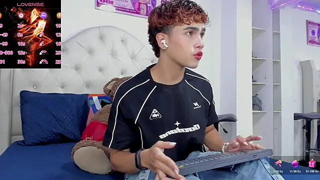 Snapshot of Aiiden_15 chatting on October 30, 6:30 pm Aiiden 15 online show from October 30, 6:30 pm