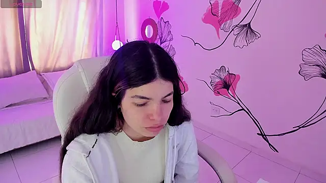 Isabela Fiorelli online show from May 3, 1:28 pm