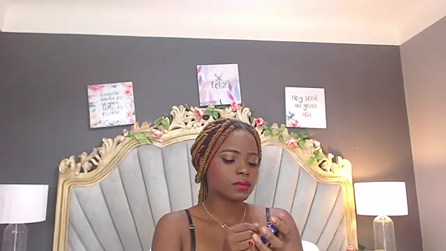 Snapshot of LindaBird chatting on February 18, 11:30 pm LindaBird online show from February 18, 11:30 pm