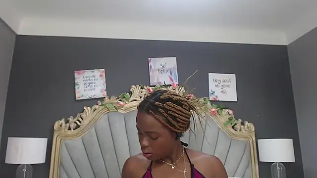 Snapshot of LindaBird chatting on February 19, 12:00 pm LindaBird online show from February 19, 12:00 pm