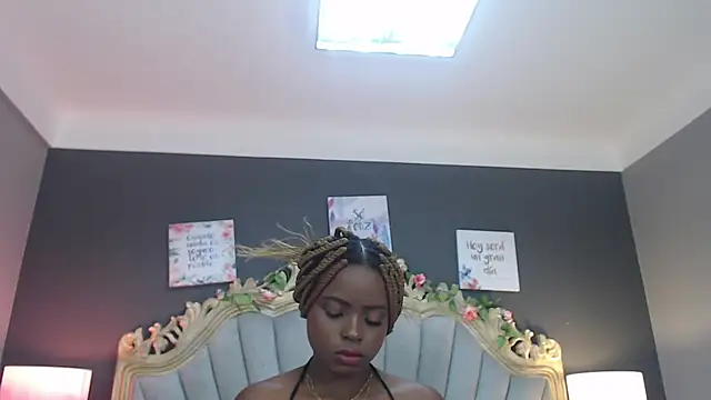 Snapshot of LindaBird chatting on February 21, 7:32 pm LindaBird online show from February 21, 7:32 pm