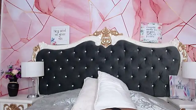 Snapshot of LindaBird chatting on September 22, 8:11 pm LindaBird online show from September 22, 8:11 pm