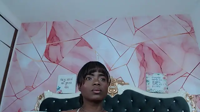 Snapshot of LindaBird chatting on November 2, 1:24 pm LindaBird online show from November 2, 1:24 pm