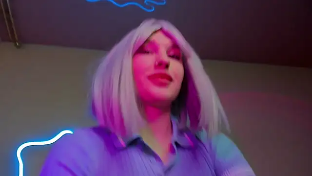 Snapshot of EvelinaLuu chatting on March 23, 7:31 am EvelinaLuu online show from March 23, 7:31 am