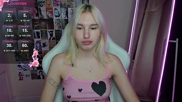 Snapshot of EvelinaLuu chatting on November 18, 1:22 am EvelinaLuu online show from November 18, 1:22 am