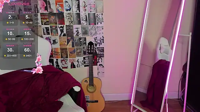 Snapshot of EvelinaLuu chatting on December 3, 2:30 am EvelinaLuu online show from December 3, 2:30 am