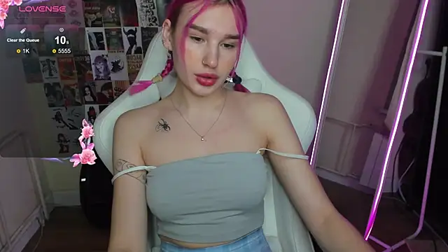 Snapshot of EvelinaLuu chatting on December 4, 1:48 am EvelinaLuu online show from December 4, 1:48 am